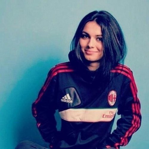 Piękna kobieta w barwach Milanu